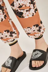 Jogger de punto con estampa floral exclusiva, de corte holgado y cintura elástica.