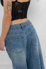 Bermuda de jean amplia, oversize, tiro medio.