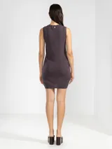 Vestido corto de punto color celeste, sin mangas y de corte ajustado.