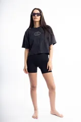 Remera boxy fit de color gris oscuro, confeccionada en 100% algodón, con un corte moderno y cómodo.
