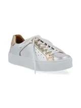 Sneaker de cuero vacuno con estampado de camuflaje y suela marrón.
