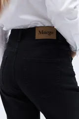 Pantalón de jean de tiro alto, corte recto y largo hasta el tobillo. Presenta bolsillos delanteros con solapa y alforza central.