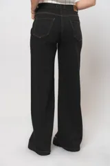 Pantalón de jean color borgoña, de corte wide leg y tela alicrada.