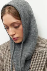 Balaclava tejida gris melange con capucha y cordones ajustables.