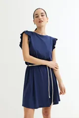 Vestido azul marino corto con mangas cortas con volados y cinturón de soga crudo.