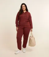 Pantalón deportivo estilo jogger color ladrillo, confeccionado en poliviscosa. Cuenta con cintura ajustable, bolsillos laterales y dobladillo ajustado.