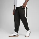 Pantalón deportivo Puma T7 Always On Track, color negro con franja lateral blanca y logo bordado en el muslo.