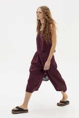 Bermuda color borgoña de lino con pinzas delanteras y corte a la rodilla.