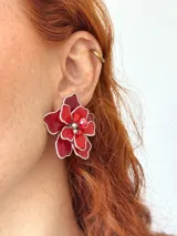 Aros colgantes con forma de flor roja con borde plateado y centro de cuentas rojas facetadas.