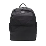 Mochila negra de tela con doble cierre, forro interior textil, múltiples bolsillos exteriores y bolsillo interno con cierre. Tiene dos accesos con cierre y logo de la marca en el frente.