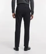 Pantalón de vestir negro, corte slim, sin pinzas, confeccionado en sarga de algodón con elastano.