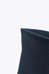 Minifalda azul marino de punto con cintura elástica.