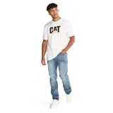 Jeans de hombre de mezclilla (denim) color azul claro desgastado (light stone), corte slim, con cierre de cremallera y botón, diseño de cinco bolsillos y parche con logo CAT en la parte trasera de la cintura.