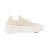Zapatillas deportivas negras tipo slip-on, con capellada de tejido de punto y suela de plataforma blanca con diseño acanalado.