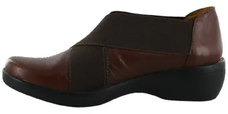 Zapato de cuero marrón con elásticos laterales y suela de goma negra.