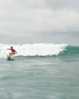 Enterito de lycra Ecocean reciclada con protección SPF 50, con mangas largas y cierre frontal. Estampa estilo 60s en el cuerpo y mangas rosadas con estampado de cactus.