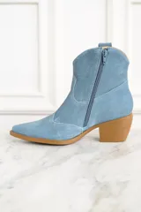Bota corta de gamuza celeste con diseño tejano, taco de madera y puntera en punta.