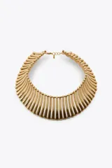 Collar tipo choker dorado con piezas metálicas en forma de barras verticales. Cierre con mosquetón y cadena de alargue.