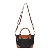 Cartera negra de poliéster con detalles en cuero marrón, doble asa corta y correa larga extraíble y ajustable.
