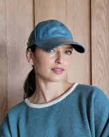 Gorra tipo visera de cuero color celeste, talle único ajustable.