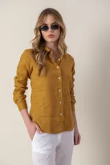 Camisa de manga larga color mostaza, confeccionada en lino.