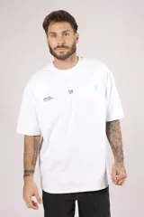 Remera blanca de algodón con estampado pequeño en el frente.