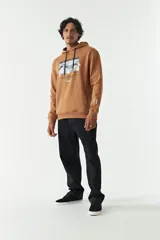 Canguro color crema con capucha y cordones negros, estampado frontal con la imagen de la creación de Adán y la palabra "Renaissance". Tiene bolsillos laterales y logo en grifa de goma.