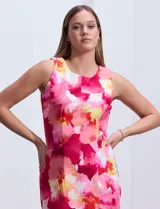 Vestido corto sin mangas, con estampado floral en tonos rosa, fucsia, amarillo y blanco. Cuello redondo, corte recto y cierre invisible en la espalda. Marca Sandra Darren.