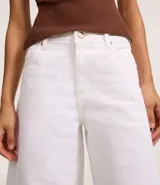 Bermuda jorts de sarga color blanco, con trabillas en la cintura, cierre por cremallera y cinco bolsillos.