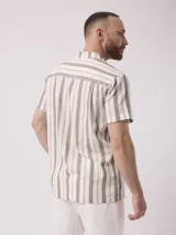 Camisa de hombre de manga corta con rayas verticales azules y blancas.