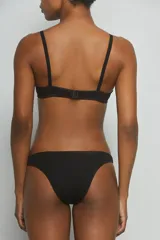 Soutien negro de algodón con elastano, de corte triangular y sin aro, con tirantes finos ajustables.