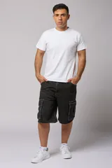 Bermuda de jean negro con corte holgado y múltiples bolsillos tipo cargo.