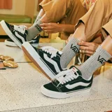 Championes Vans Knu Skool negros con detalles en blanco y plateado.