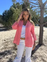 Camisa color salmón de algodón con mangas 3/4 y cuello camisero.