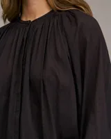 Blusa marrón con cuello mao y mangas largas abullonadas.