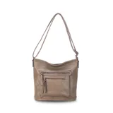 Bandolera beige de símil cuero con dos bolsillos frontales con cierre, un bolsillo trasero, tres bolsillos internos y correa larga regulable.