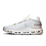 Championes urbanos On Running Cloudnova 2, color blanco con detalles en beige.