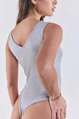 Body gris de morley con lycra, escote en V y sin mangas.
