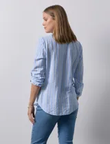 Blusa beige con rayas verticales blancas, escote en V y mangas 3/4 regulables con presilla y botón.