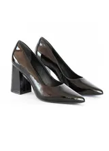 Zapato de tacón alto color negro charol, con punta fina y logo dorado en la plantilla.