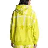 Canguro amarillo con estampado tie-dye en blanco y diseño de estrellas, de corte holgado.