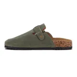 Zueco abierto color verde oliva, con capellada de cuero sintético, plantilla anatómica de corcho y hebilla metálica ajustable.