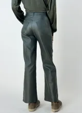 Pantalón de vestir azul con corte recto, bolsillos laterales y aberturas en el ruedo.