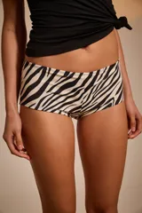 Short de lycra brillante con estampado animal print de leopardo, tiro bajo y corte estilo boxer.
