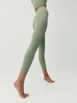 Legging deportivo largo 7/8 color verde salvia, tejido Fit_Tech con tecnología 3D y diseño texturizado que favorece la silueta. Posee cintura ancha con detalle decorativo.