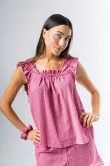 Conjunto de pijama de algodón estampado con flores, compuesto por una musculosa de escote recto con frunces y un short con elástico en la cintura y volados en el ruedo.