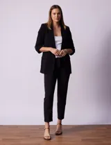 Blazer rojo de crepe marca Tahari, con cuello con solapa y abertura central. Largo de manga ¾ regulable con presilla y botón. Delantera con bolsillos y forro interno.