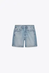 Bermuda de jean celeste de tiro medio, corte recto, con trabillas en la cintura y cinco bolsillos.