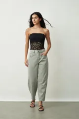 Body strapless de encaje negro.