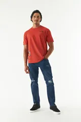 Jean de corte recto y amplio, con roturas y tiro medio, ideal para un look cómodo y casual.